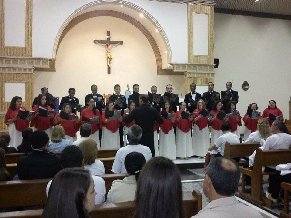 Concerto em igreja com coralistas em becas vermelhas e brancas
