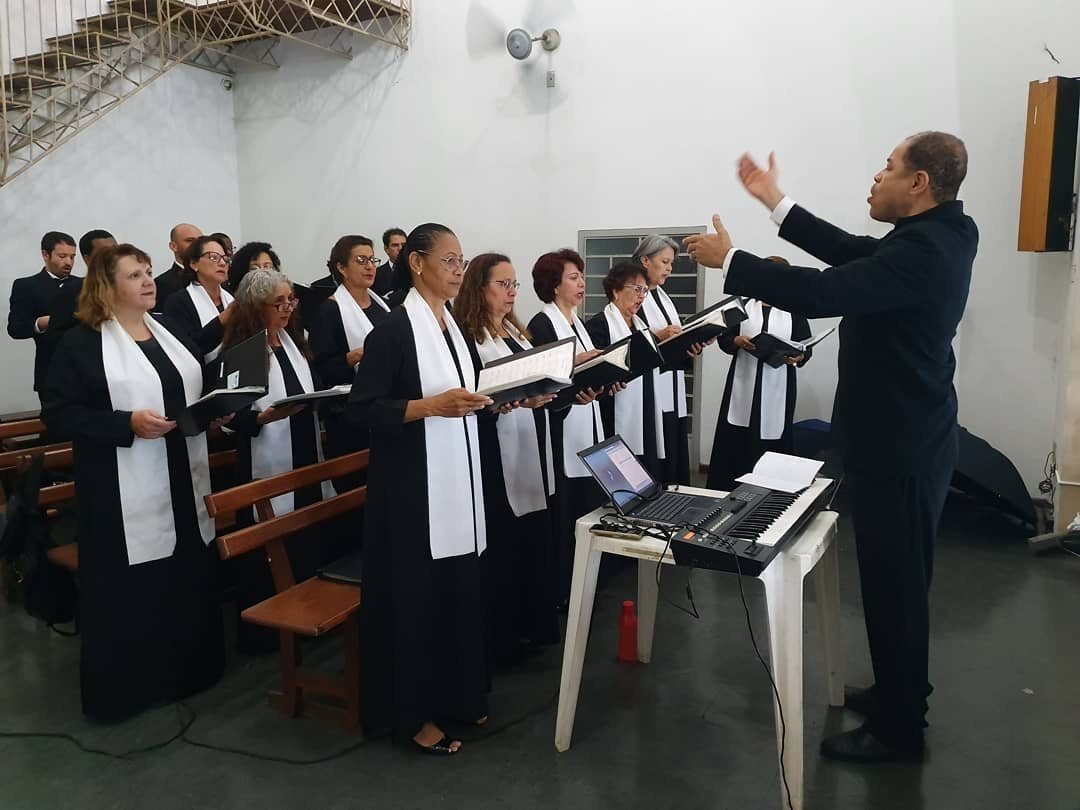Ensaio do coral em igreja, uniforme azul
