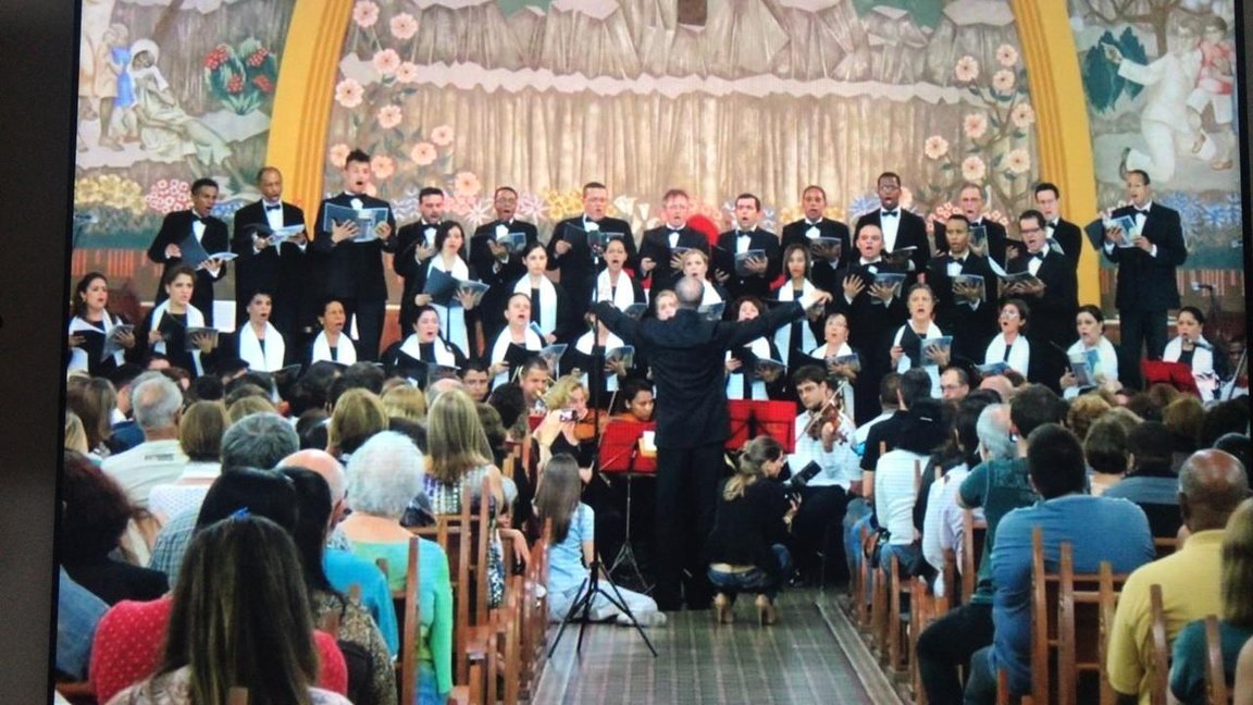 Chorus Exsultate Voces em concerto acompanhado por orquestra de câmara
